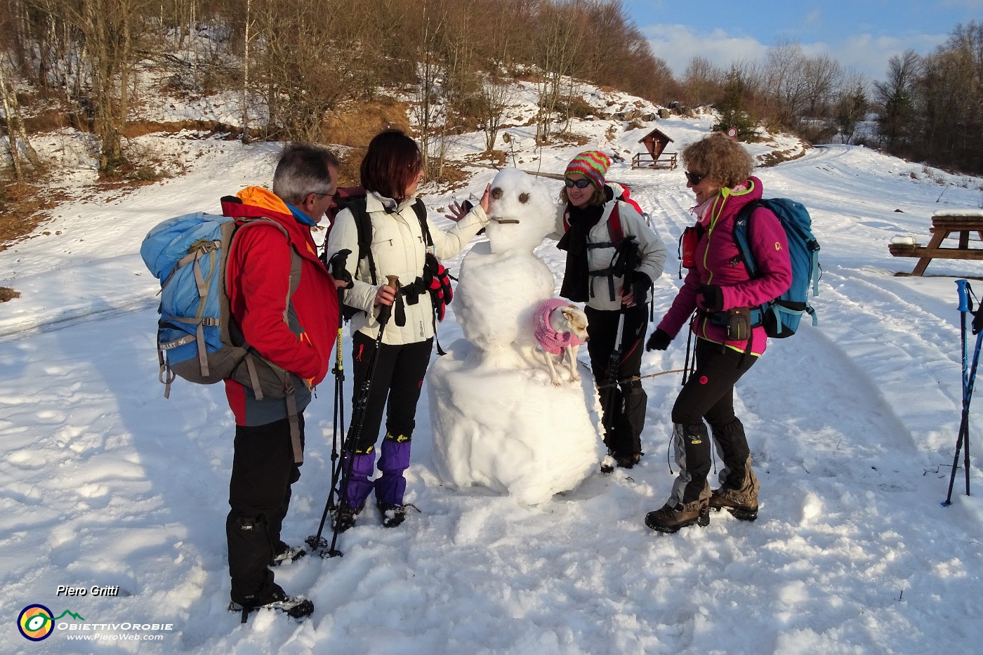 99 A chiusura escursione ...un bel pupazzo di neve !.JPG